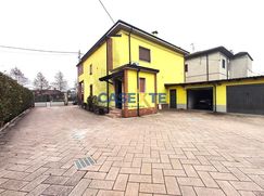 Casa Bi/Trifamiliare in Residenziale