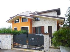 Casa Bi/Trifamiliare in Residenziale