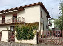 Casa Bi/Trifamiliare in Residenziale