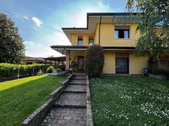 Casa Bi/Trifamiliare in Residenziale