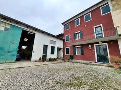 Casa Bi/Trifamiliare in Residenziale