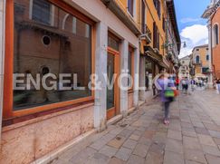 Negozio/Locale commerciale in Commerciale