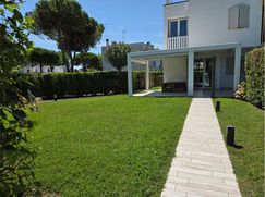 Casa Bi/Trifamiliare in Residenziale