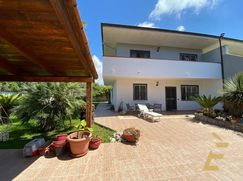 Casa Bi/Trifamiliare in Residenziale