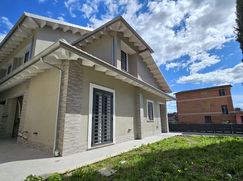 Casa Bi/Trifamiliare in Residenziale