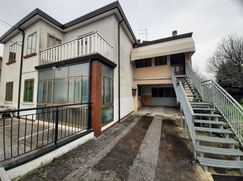 Casa Bi/Trifamiliare in Residenziale