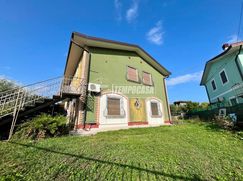 Casa Bi/Trifamiliare in Residenziale