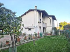 Casa Bi/Trifamiliare in Residenziale