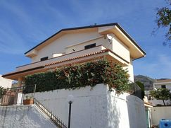 Casa Bi/Trifamiliare in Residenziale