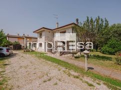 Casa Bi/Trifamiliare in Residenziale