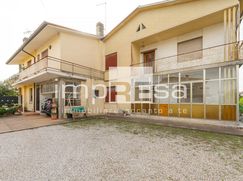 Casa Bi/Trifamiliare in Residenziale