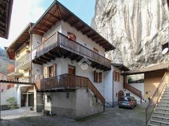 Casa Bi/Trifamiliare in Residenziale