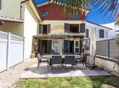 Casa Bi/Trifamiliare in Residenziale