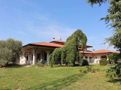 Casa Bi/Trifamiliare in Residenziale