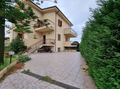 Casa Bi/Trifamiliare in Residenziale
