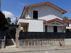 Casa Bi/Trifamiliare in Residenziale