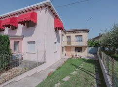 Casa Bi/Trifamiliare in Residenziale