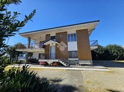 Casa Bi/Trifamiliare in Residenziale