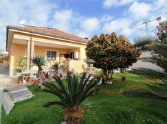 Casa Bi/Trifamiliare in Residenziale