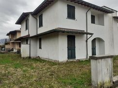 Casa Bi/Trifamiliare in Residenziale
