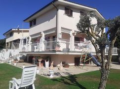 Casa Bi/Trifamiliare in Residenziale