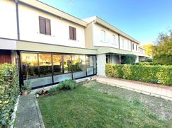 Casa Bi/Trifamiliare in Residenziale