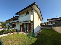 Casa Bi/Trifamiliare in Residenziale