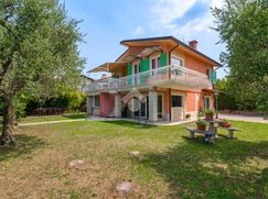 Casa Bi/Trifamiliare in Residenziale