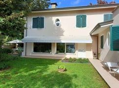 Casa Bi/Trifamiliare in Residenziale