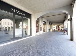 Negozio/Locale commerciale in Commerciale