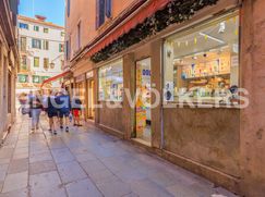 Attività/Licenza (con o senza mura) in Commerciale