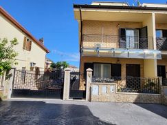 Casa Bi/Trifamiliare in Residenziale