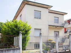 Casa Bi/Trifamiliare in Residenziale