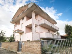 Casa Bi/Trifamiliare in Residenziale