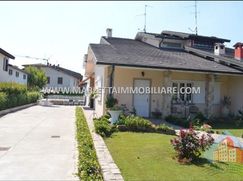 Casa Bi/Trifamiliare in Residenziale