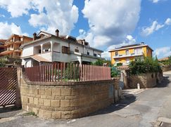 Casa Bi/Trifamiliare in Residenziale
