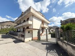 Casa Bi/Trifamiliare in Residenziale