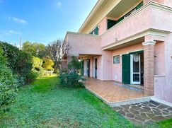 Casa Bi/Trifamiliare in Residenziale