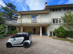 Casa Bi/Trifamiliare in Residenziale