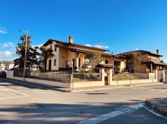 Casa Bi/Trifamiliare in Residenziale