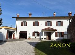Casa Bi/Trifamiliare in Residenziale