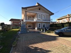 Casa Bi/Trifamiliare in Residenziale
