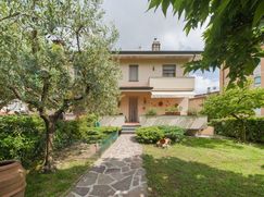 Casa Bi/Trifamiliare in Residenziale