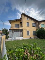 Casa Bi/Trifamiliare in Residenziale