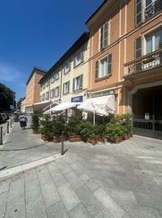 Attività/Licenza (con o senza mura) in Commerciale