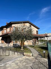 Casa Bi/Trifamiliare in Residenziale
