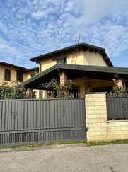 Casa Bi/Trifamiliare in Residenziale