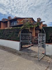 Casa Bi/Trifamiliare in Residenziale