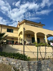 Casa Bi/Trifamiliare in Residenziale