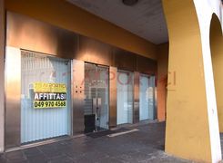 Negozio/Locale commerciale in affitto